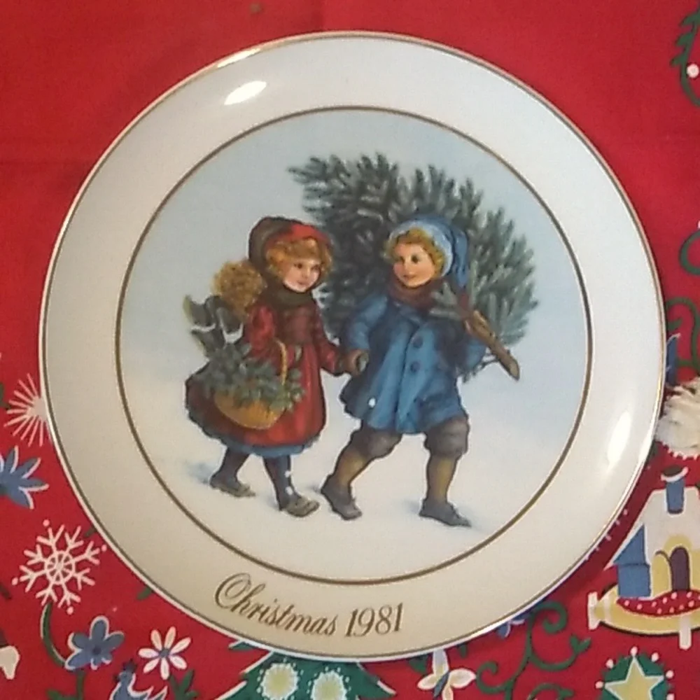 Vintage Avon Christmas Plate 1981 or  1983 EUC